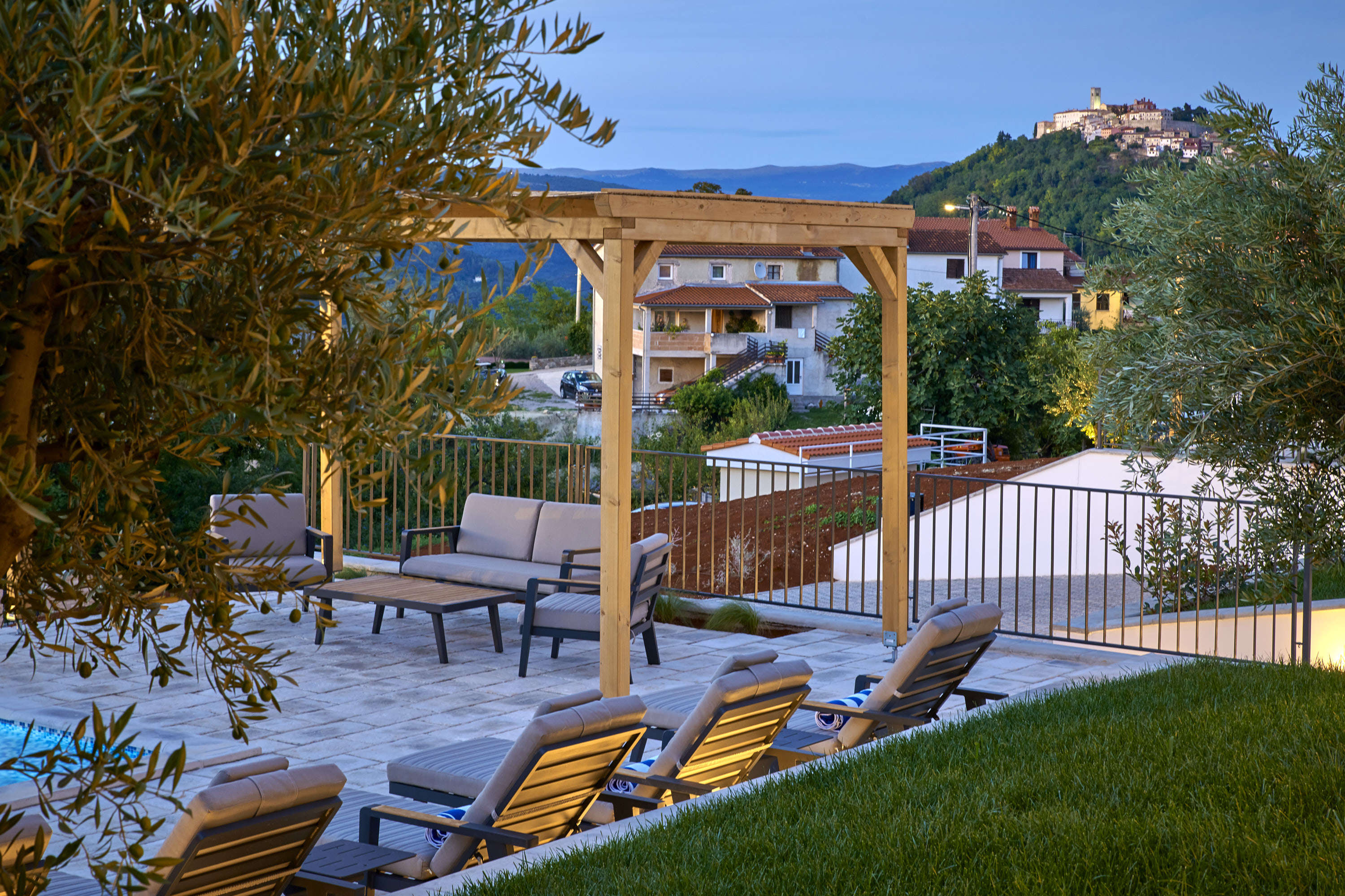 Villa Sauvignon night pergola