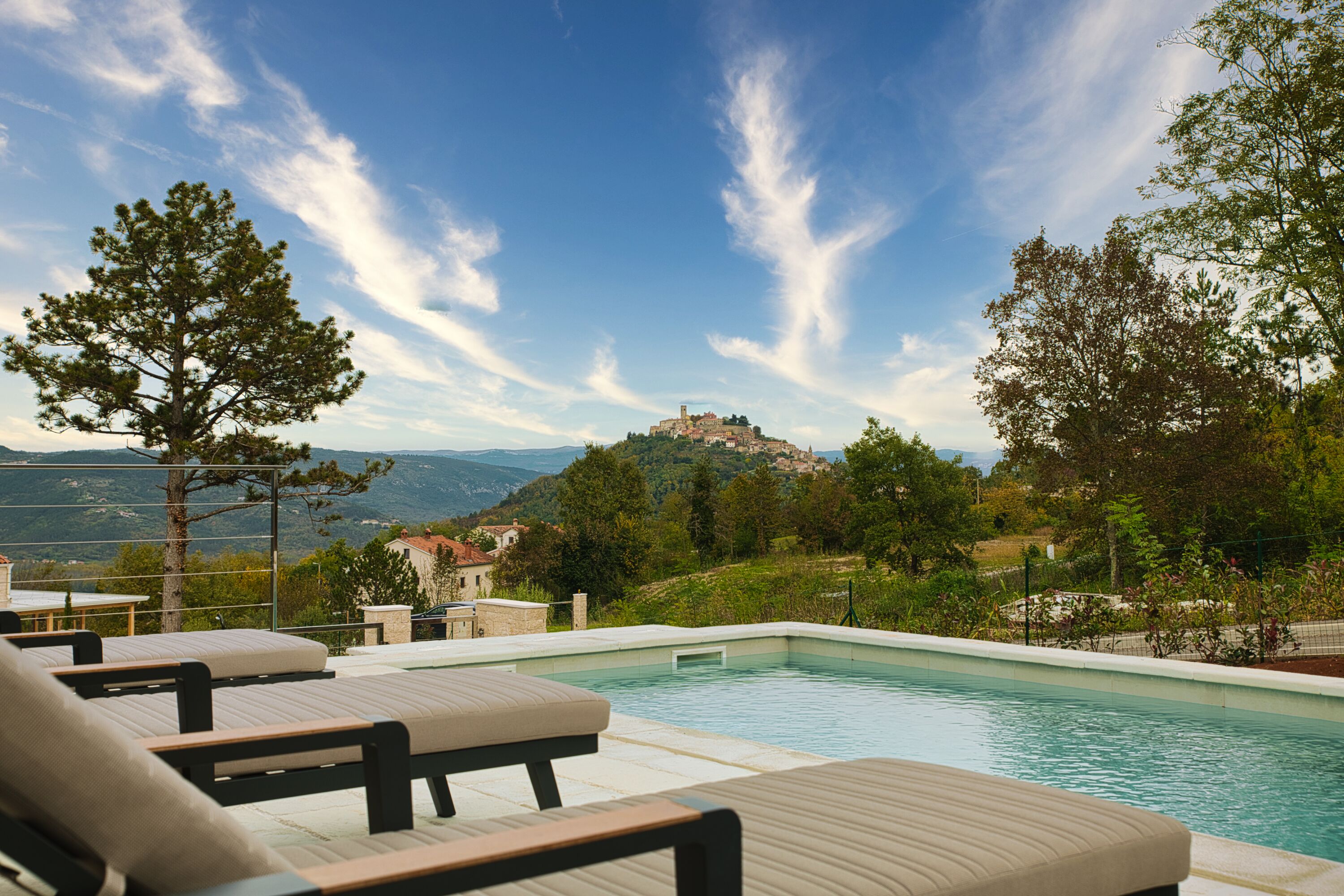 Villa Nebbiolo — covered terrace with outdoor kitchen