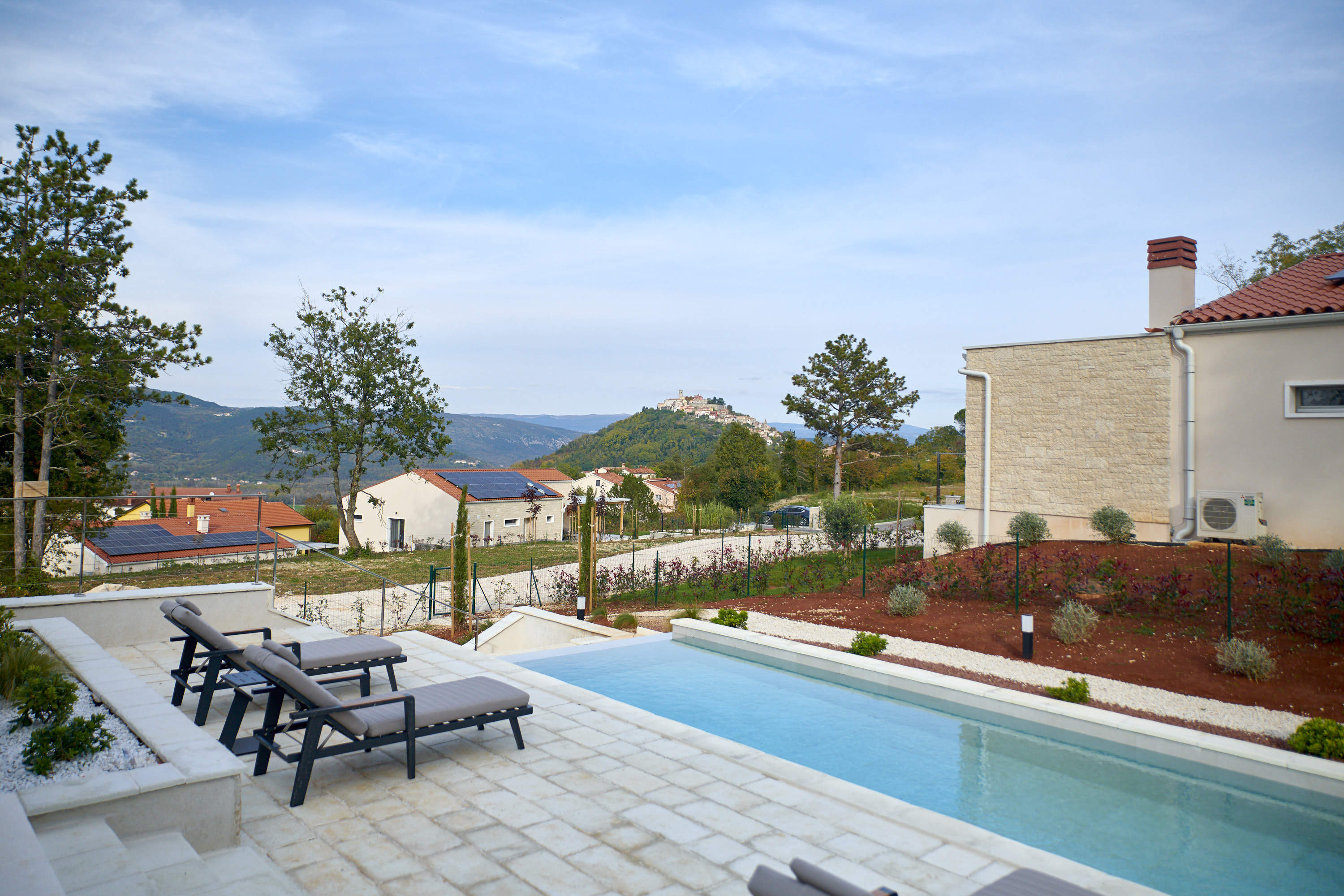 Villa Riesling — covered terrace with outdoor kitchen