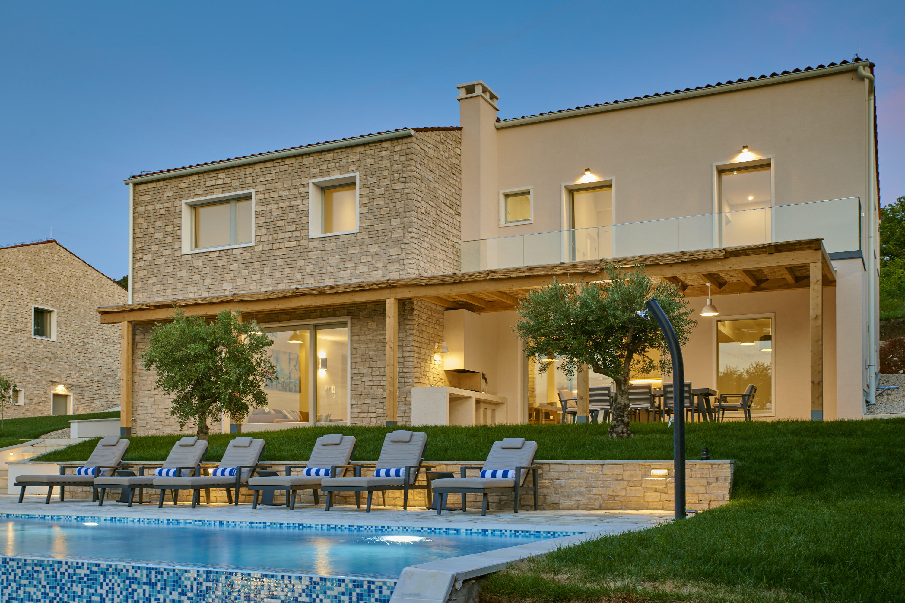 Villa Sauvignon — night view with pool